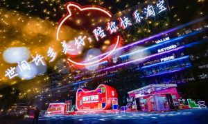 Imagen que muestra un edificio de Alibaba iluminado con luces y varios stands espectaculares que promocionan el 11.11