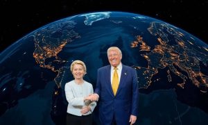 ursula von der leyen y donald trump llegan a un acuerdo arancelario con el map del mundo al fondo