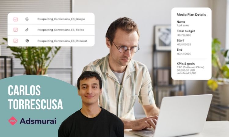 La imagen muestra a un hombre trabajando frente a un portátil en un entorno de oficina hogareña. Está concentrado mientras observa la pantalla, donde se proyectan gráficas y tablas flotantes que representan datos de rendimiento y análisis de campañas publicitarias. A la izquierda, aparece un recorte de Carlos Torrescusa, junto al logo de Adsmurai, lo que sugiere que él es el portavoz o experto relacionado con el contenido.