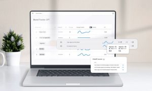 Portátil muestra gráficos y datos en pantalla, en un entorno de oficina con planta decorativa. Texto: "Brand Tracker GPT". Optimización, análisis.