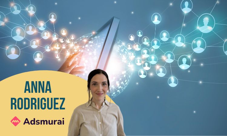 Imagen de muchos iconos de personas atravesando un ipad. En la esquina inferior izquierda vemos una mini imagen de Ana Rodríguez, la autora de este artículo, junto a su nombre y el logo de Adsmurai.