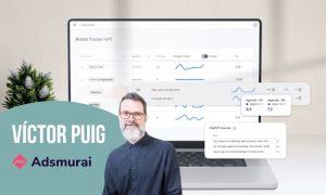 Computadora mostrando gráficos de datos, Víctor Puig en frente, texto "Adsmurai". Marketing digital y análisis de datos.
