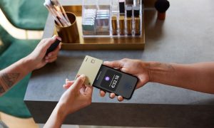 Adyen lanza Tap to Pay en iPhone en España y amplía su presencia en Europa