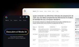 Sobre un fondo negro, aparecen una vista de teléfono que muestra el inicio de AI Mode de Google y pone "Descubre el Modo IA", y una vista de ordenador en la que se muestra el AI Mode en funcionamiento en español