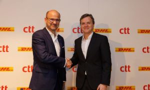 Fotografía de João Bento, CEO de CTT-Correios de Portugal, y Pablo Ciano, CEO de DHL eCommerce. Ambos están estrechándose la mano y mirando a cámara sonrientes, reafirmando la alianza entre CTT y DHL.