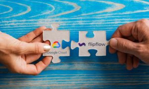 Dos manos ensamblan piezas de rompecabezas en una mesa azul. Una pieza tiene el logo de Google Cloud y la otra, el de flipflow.