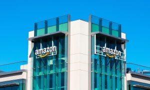 Fotografía de un edificio de oficinas de Amazon.