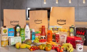 ejemplo de productos enviados por amazon prime al lado de bolsas de papel de amazon