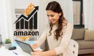 Una mujer frente a su tablet analizando las tendencias de Amazon para 2025, con las herramientas de Helium 10