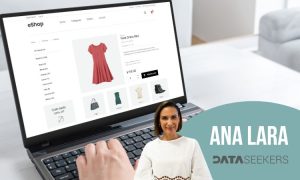 Imagen de un PC en el que podemos ver la ficha de producto de un vestido dentro de un eCommerce.
