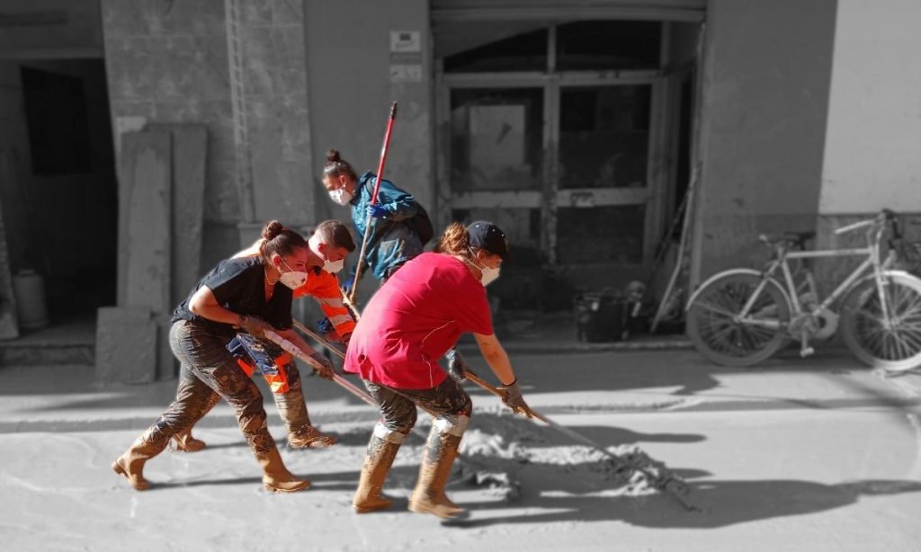 CATARROJA, ESPAÑA - 9 DE NOVIEMBRE DE 2024: Vista de las devastadoras inundaciones de DANA en Valencia causadas por las lluvias torrenciales del 29 al 30 de octubre. El desastre ha afectado a varias ciudades, como Catarroja y Paiporta.