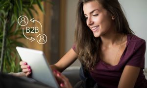 Una mujer con su tablet sonriendo.