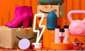 Cajas de Amazon apiladas con botines rosas encima; al lado, una pesa rosa y binoculares. Fondo naranja vibrante; estilo moderno y dinámico.