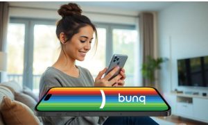 Mujer sonriente usando un móvil en casa. Logo de "bunq" en primer plano. Ambiente acogedor y moderno. Tecnología y comodidad.