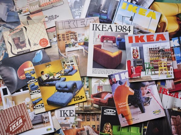 Fotografía que muestra varios catálogos de Ikea de diferentes años, colocados unos sobre otros de forma artística y ocupando toda la imagen