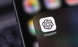 Fotografía en plano detalle de la app de ChatGPT en el menú de un smartphone