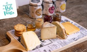 Fotografía de una tabla de quesos y mermeladas de La Despensa de Vila Sen Vento. En la esquina superior izquierda aparece el logo de la marca