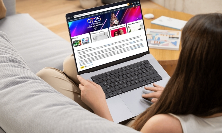 Imagen de una chica aceptando las cookies del marketplace de Amazon.