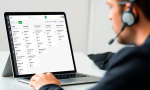 Imagen de un vendedor frente a su tablet haciendo gestión de leads en Pipedrive.