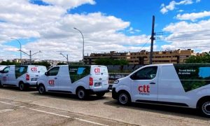 FURGONETAS DE CTT EXPRESS APARCADAS EN LA CALLE