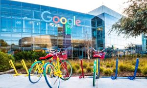 Bicicletas coloridas estacionadas frente a edificio de oficinas de Google. El entorno moderno y tecnológico refleja innovación y creatividad empresarial.