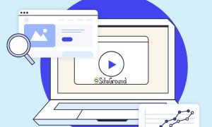 Portátil mostrando un vídeo en pantalla rodeado de iconos: una lupa y gráficos. Texto: "© SiteGround". Marketing digital y análisis de datos.
