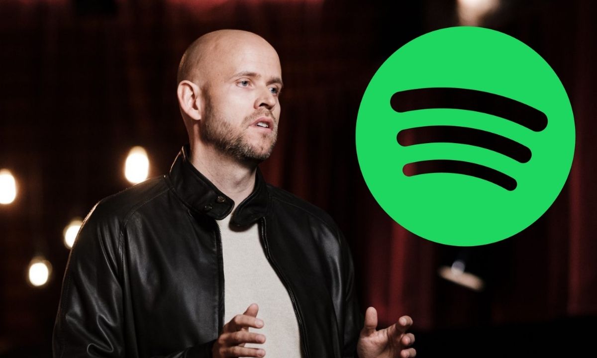 el creador de spotify, daniel ek, ante el logotipo de la compañía