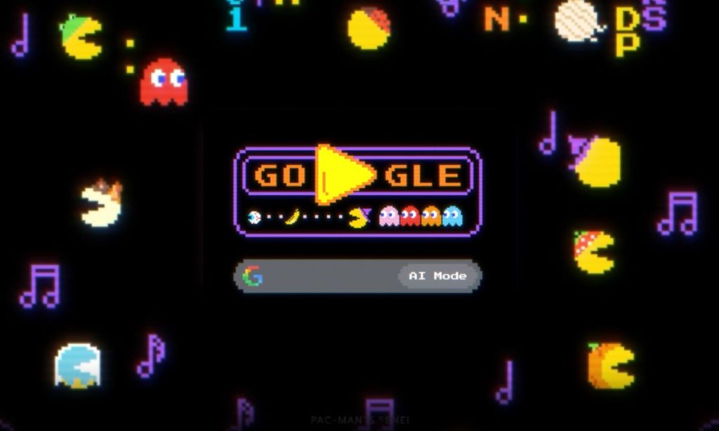 Imagen que muestra un fondo negro sobre el que aparecen los personajes del videojuego Pac Man. En el centro de la imagen se ve el diseño del Doodle de Google para Halloween 2025
