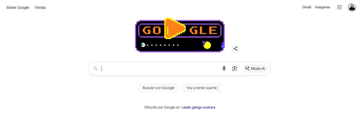 Captura que muestra la página principal de Google el 30 de octubre de 2025. El Doodle de Halloween es un minijuego de Pac Man
