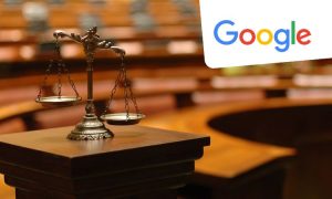 Fotografía del interior de un juzgado. En primer plano se ve una balanza sobre un atril. Junto a ella, aparece el logo de Google