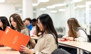 Una alumna cursando el Ciclo Formativo de Grado Superior en Marketing y Publicidad de Eserp en Barcelona.