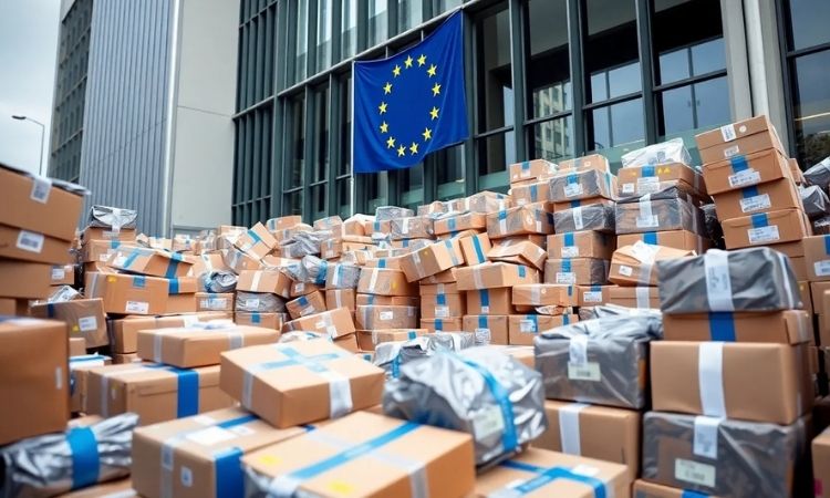 Cajas apiladas frente a un edificio con bandera de la UE, simbolizando la logística internacional y el comercio dentro de la unión.