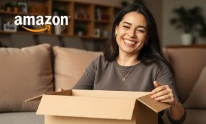 Imagen de una mujer sonriente que está abriendo su paquete de Amazon en su salón. En la esquina superior izquierda aparece el logo del marketplace
