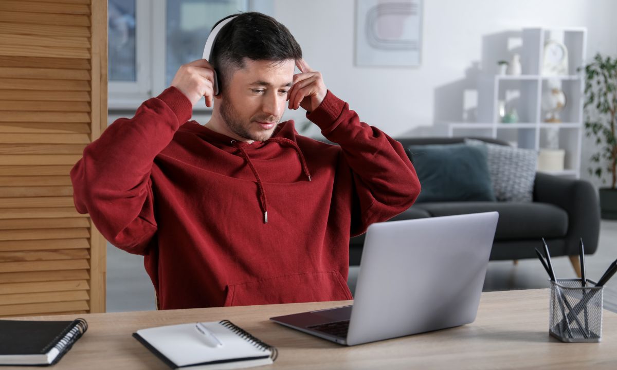 Imagen de un hombre estudiando online desde su casa.