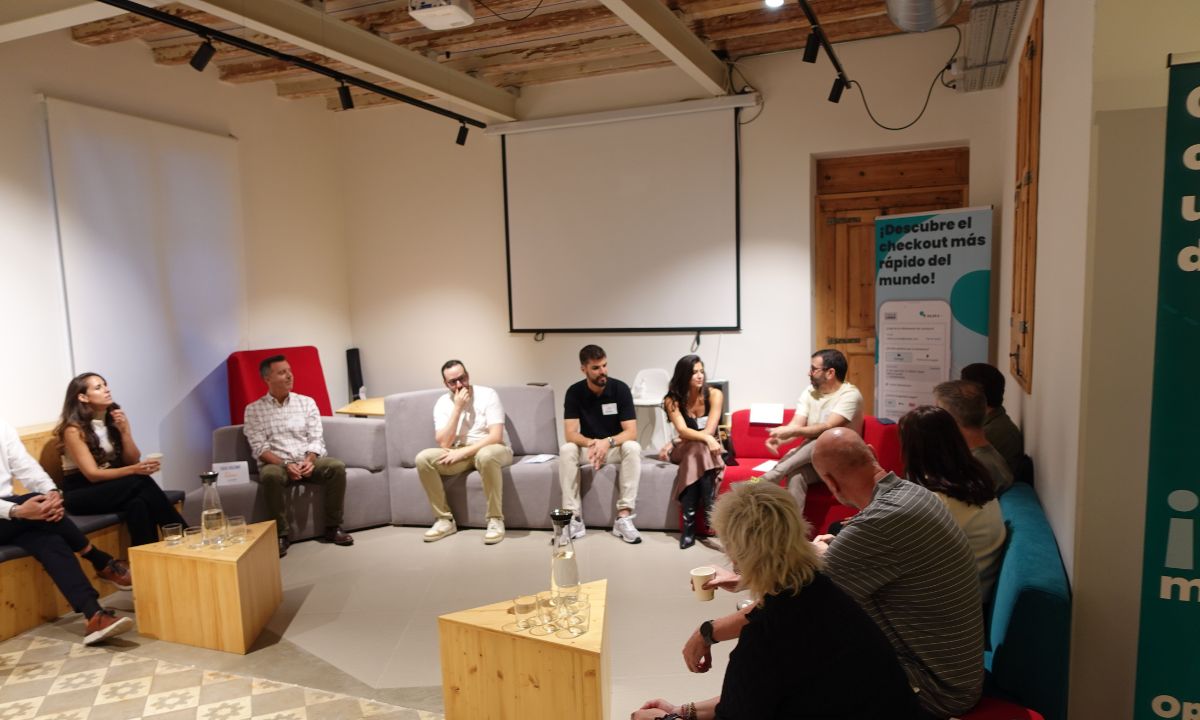 Fotografía tomada durante el debate entre participantes en la M4C Session de Simpler