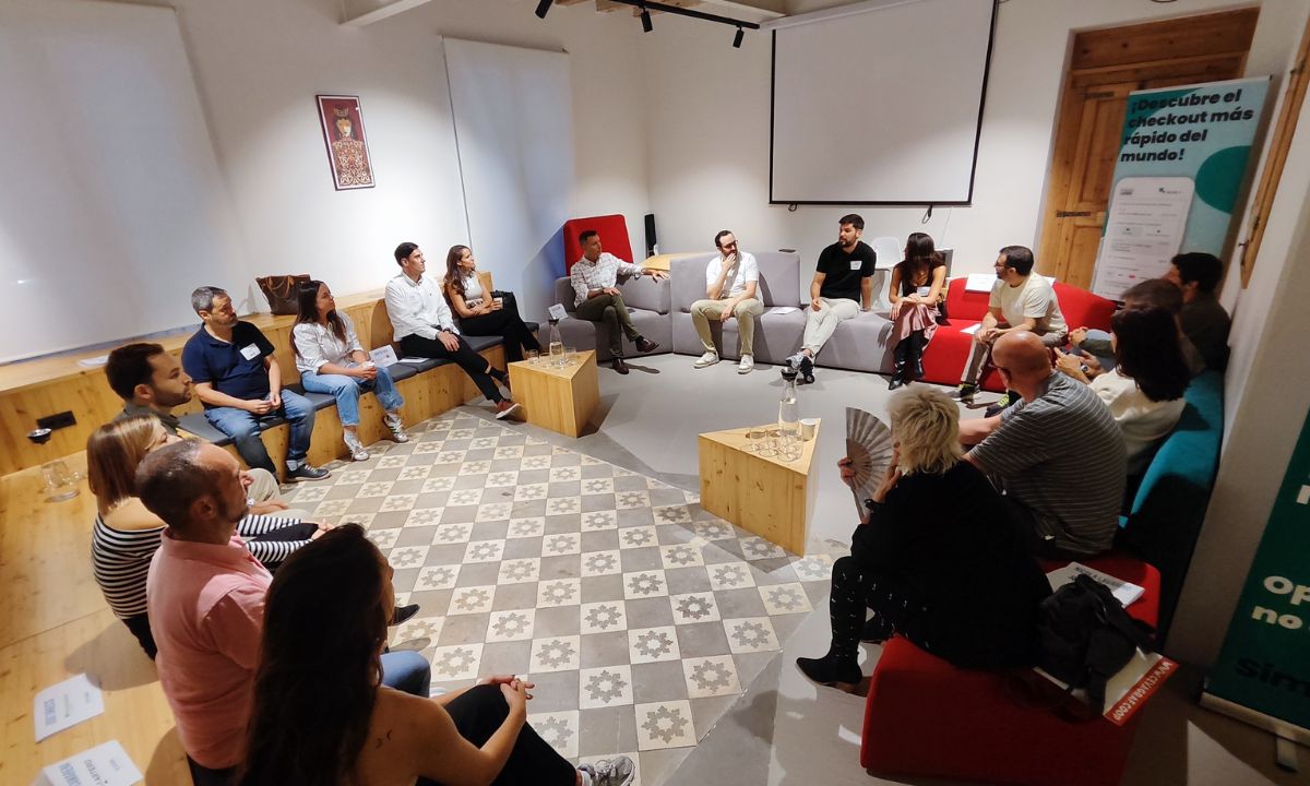 Fotografía tomada durante el debate entre participantes en la M4C Session de Simpler