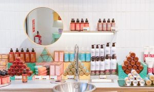 Fotografía de un extenso lavabo repleto de productos de la marca Freshly Cosmetics