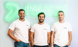 fundadores de reveni. En la foto, de izquierda a derecha: Pablo Molinero (COO), Fernando Pedraz (CEO) y Gonzalo Martín (CTO)