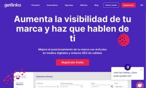 Página web con fondo morado promociona aumento de visibilidad de marca. Texto: "Aumenta la visibilidad de tu marca y haz que hablen de ti". Botón: "Regístrate Gratis".