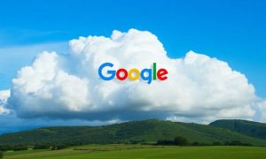 Nube blanca flota sobre colinas verdes, destacando el logo colorido de Google en el centro, simbolizando tecnología y naturaleza en armonía.