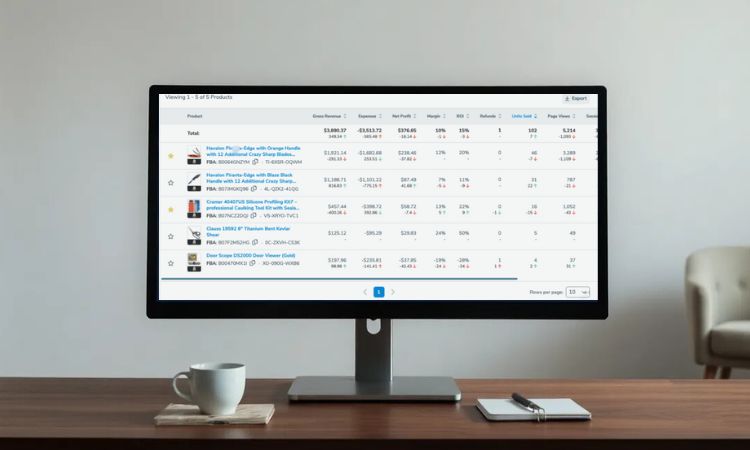 Pantalla de ordenador muestra datos analíticos; mesa con taza y cuaderno en oficina minimalista. Información clave para optimización y marketing digital.
