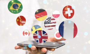 Un smartphone en una mano proyecta banderas de distintos países flotando alrededor, simbolizando conexión global y marketing internacional.