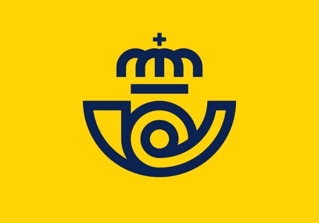 imagen corporativa de Correos. Se ve su símbolo (la cornamusa con la corona) en azul oscuro sobre un fondo amarillo
