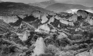 paisaje de Las Médulas, en León, en blanco y negro