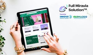 Una mano usa una tablet que muestra una tienda online. A la derecha, el texto dice: "Full Miravia Solution™ Powered by INNOVA GLOBAL SOLUTION #ARMA2GO". Ideal para e-commerce.