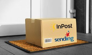 Fotografía de una caja entregada en el felpudo de la entrada a una casa. La caja luce los logos de InPost y Sending.