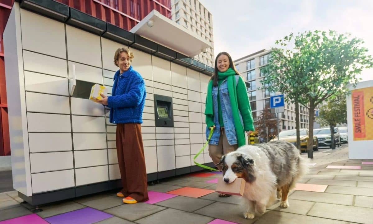 taquilla automatizada de inpost, con un chico una chica y un perro