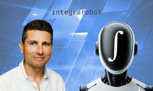 Imagen en la que aparece una fotografía de Javier Martin y el diseño del robot que hace de símbolo de su nuevo proyecto: Integrarobot. El nombre de este mismo proyecto aparece en la parte superior central de la imagen. El fondo es un diseño tecnológico de placas azules en diferentes tonos.