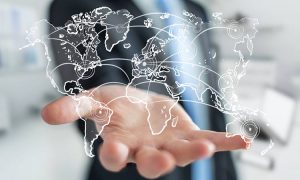 Imagen de una mano sujetando el mapamundi, haciendo referencia a la internacionalización eCommerce