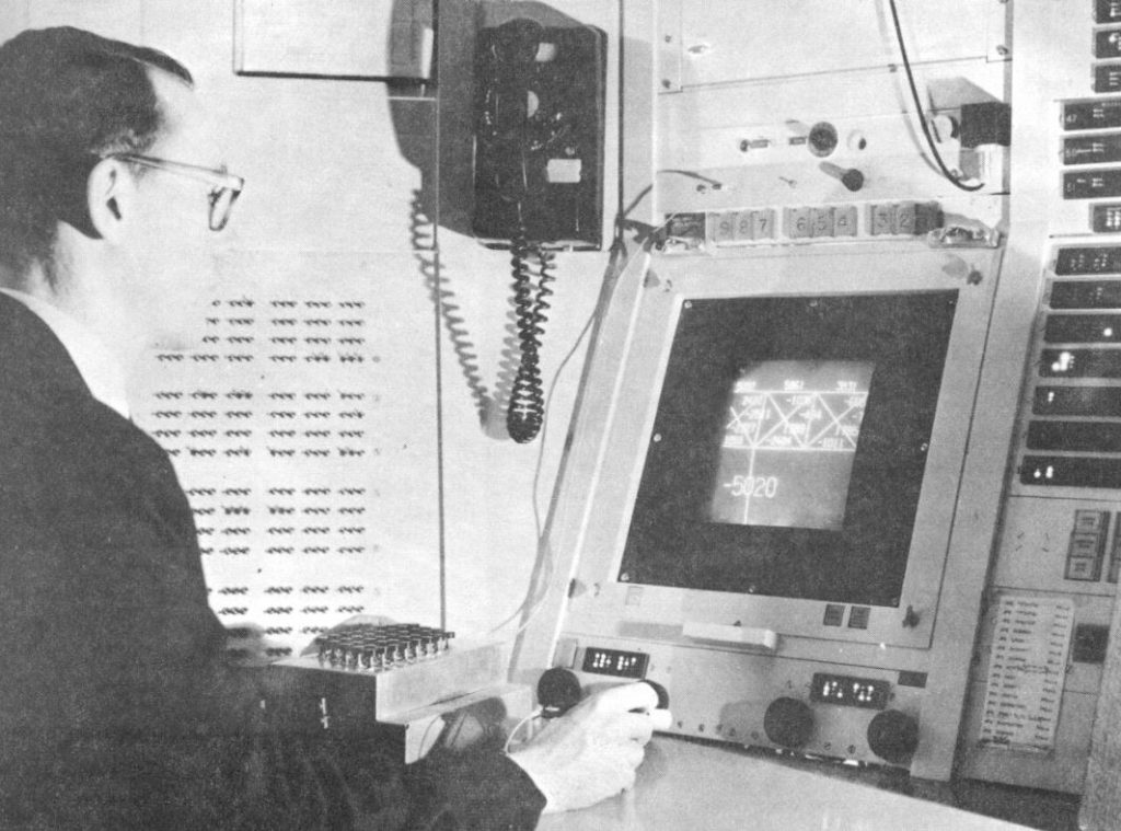 El pionero de la historia de internet Ivan Sutherland operando con el Sketchpad en un TX-2